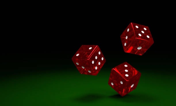 Dealer profesional dottore dalam studio Live Sic Bo dengan tiga dadu dan cup bermain